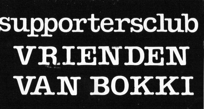 De zwart-witte sticker van Supportersclub Vrienden van Bokki